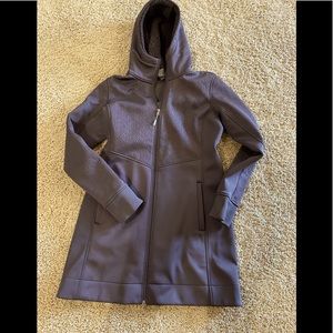 Casual trench style jacket. A warm burgundy/ brown color